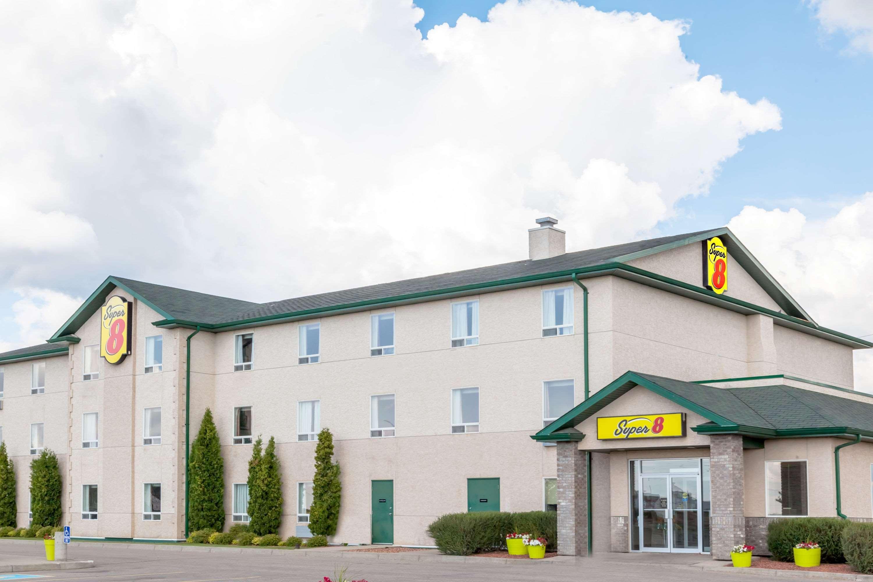 Super 8 By Wyndham Prince Albert Εξωτερικό φωτογραφία